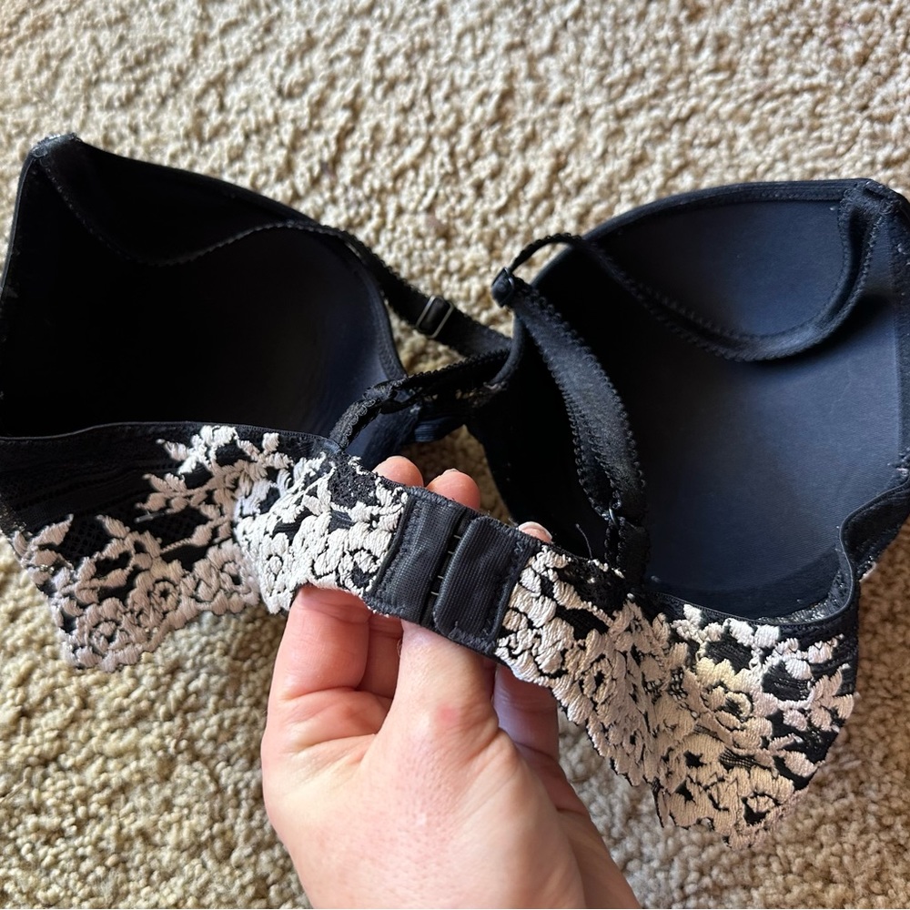 Pristine Wacoal Black Beautiful Sexy Bra with Ivory Floral Lace On Strap - Picture 6 of 7